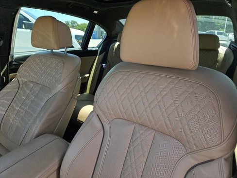 Used 2016 BMW 740i image 32