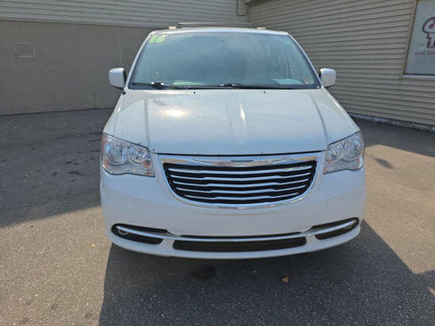 Used 2016 Chrysler Town & Country Touring w/ Driver Convenience Group image 4