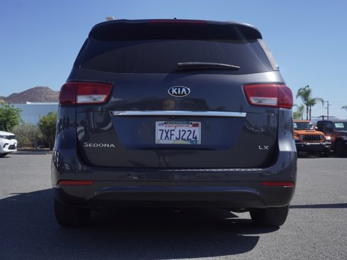 Used 2017 Kia Sedona LX w/ LX Essentials Premium Package image 5
