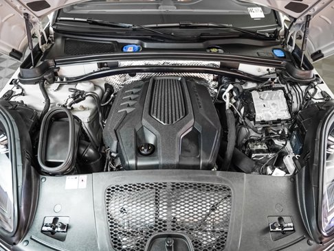 Certified 2024 Porsche Macan w/ Premium Plus Package image 13