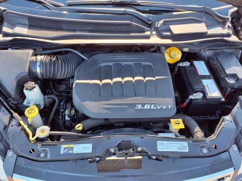 Used 2016 Chrysler Town & Country Touring image 33