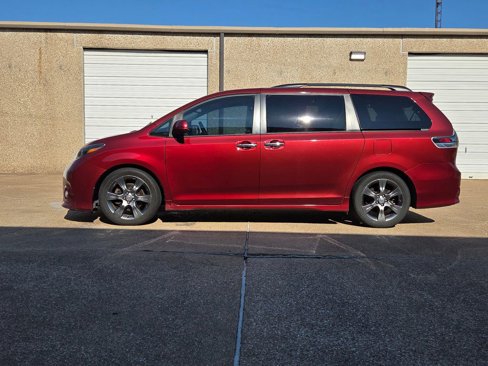 Used 2016 Toyota Sienna SE image 1