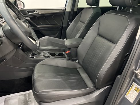 Used 2023 Volkswagen Tiguan SE w/ Panoramic Sunroof Package image 9