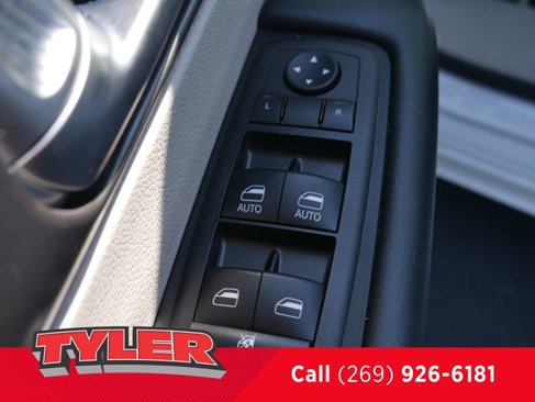 Used 2023 Chrysler Pacifica Touring-L image 23