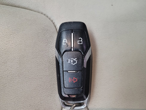 Used 2016 Ford Edge Titanium image 32