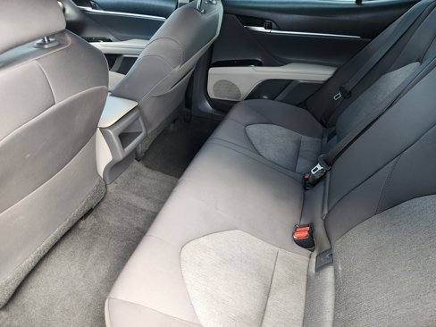 Used 2018 Toyota Camry LE image 9