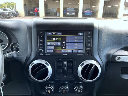 Used 2015 Jeep Wrangler Unlimited Rubicon w/ Connectivity Group image 14