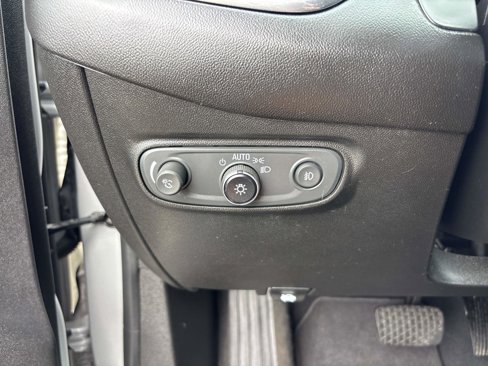 Used 2020 Chevrolet Equinox LT w/ Driver Convenience Package image 17