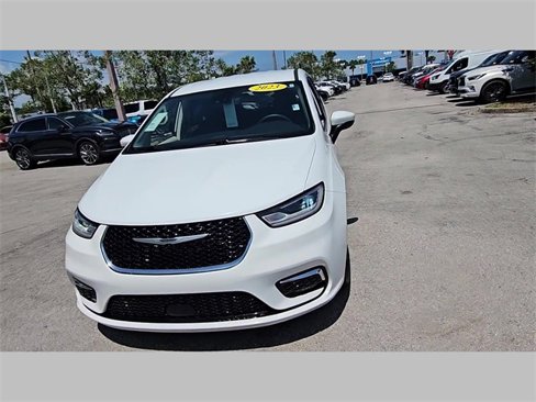 Used 2023 Chrysler Pacifica Touring-L image 30