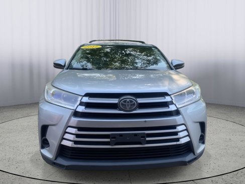 Used 2017 Toyota Highlander LE image 2