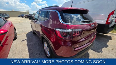Used 2022 Jeep Compass Latitude image 2