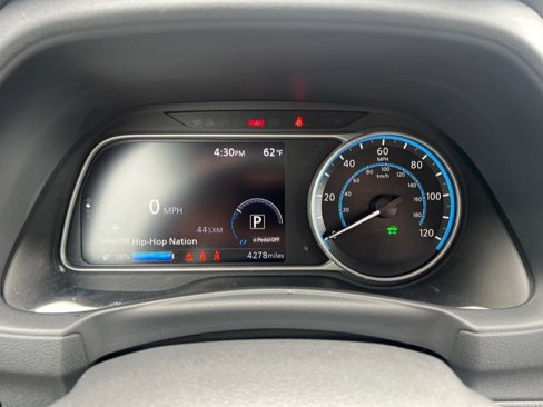Used 2025 Nissan Leaf S image 13