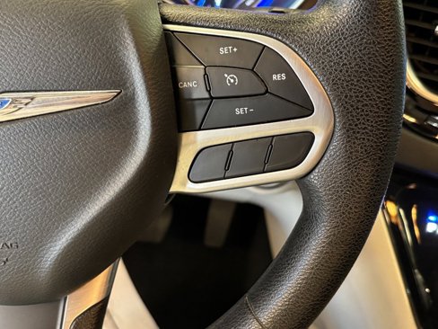 Used 2020 Chrysler Voyager L image 11