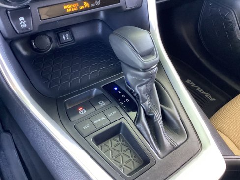 Used 2019 Toyota RAV4 LE image 15
