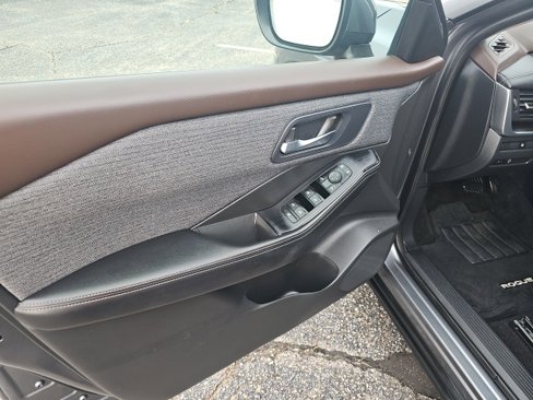 Used 2023 Nissan Rogue SV image 10