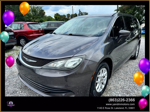Used 2017 Chrysler Pacifica Touring image 1
