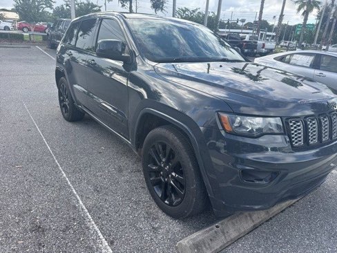Used 2018 Jeep Grand Cherokee Altitude image 2