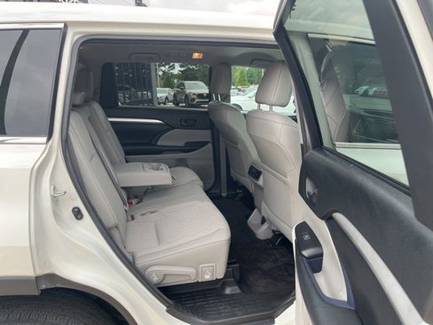 Used 2017 Toyota Highlander LE image 32
