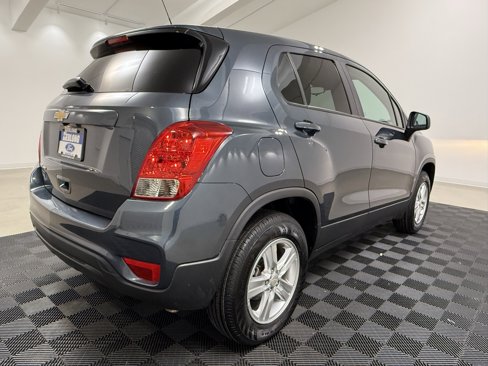 Used 2022 Chevrolet Trax LS w/ Tint and Cruise Package image 5