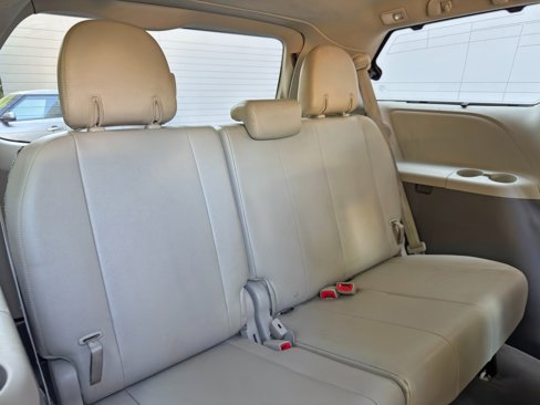 Used 2011 Toyota Sienna XLE image 39