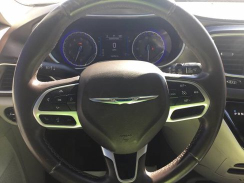 Used 2017 Chrysler Pacifica Touring-L image 15