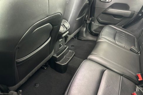 Used 2019 Jeep Wrangler Unlimited Sahara image 11