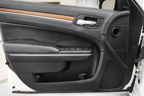 Used 2016 Chrysler 300 C Platinum image 13