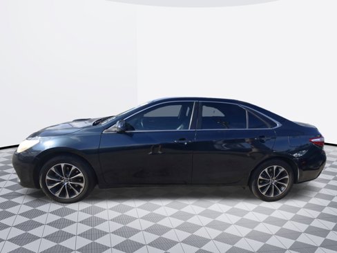 Used 2017 Toyota Camry SE image 2