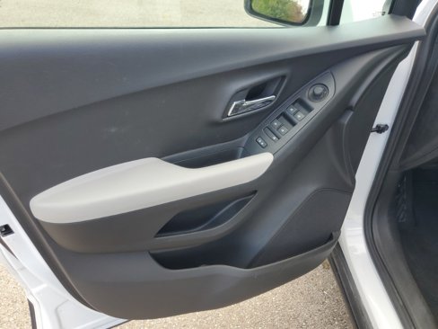 Used 2019 Chevrolet Trax LT w/ LT Convenience Package image 8