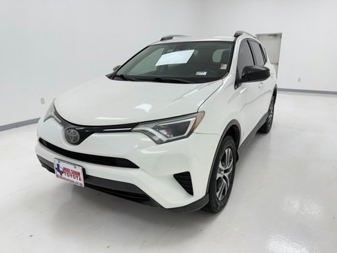 Used 2018 Toyota RAV4 LE image 4