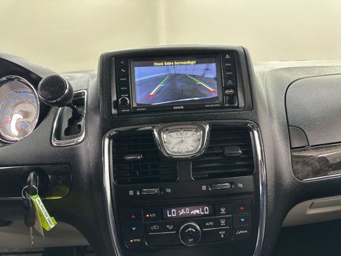 Used 2016 Chrysler Town & Country Touring image 39