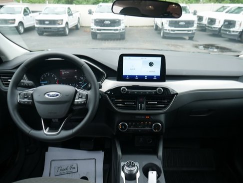 Used 2022 Ford Escape SE w/ SE Sport Appearance Package image 5