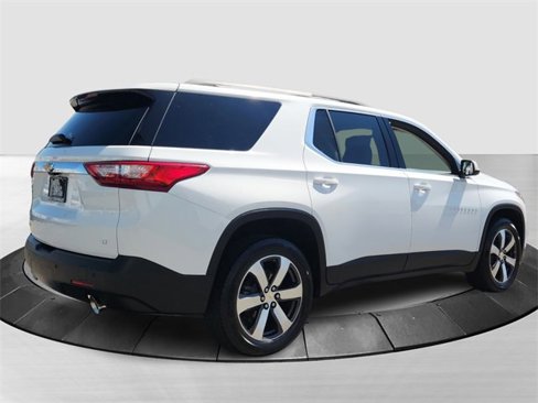 Used 2021 Chevrolet Traverse LT w/ LT Premium Package image 3