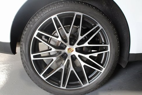 Certified 2024 Porsche Macan image 11