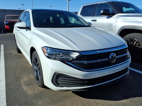 Used 2022 Volkswagen Jetta SE image 2