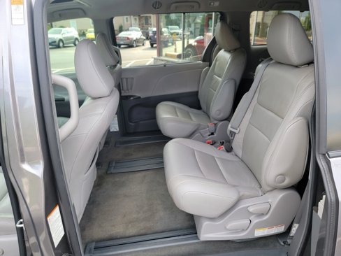 Used 2018 Toyota Sienna XLE image 13