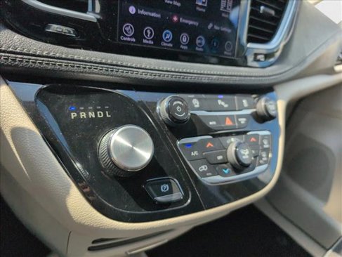 Used 2018 Chrysler Pacifica Limited image 13