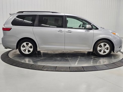 Used 2015 Toyota Sienna LE image 31
