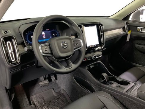 New 2025 Volvo XC40 B5 Core w/ Climate Package image 23