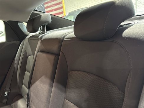 Used 2017 Chevrolet Malibu LT image 5