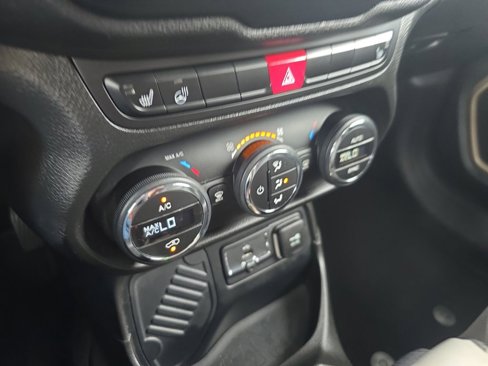 Used 2017 Jeep Renegade Limited image 27