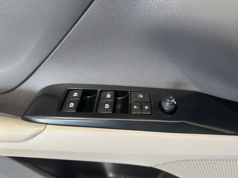 Used 2018 Toyota Camry LE image 15