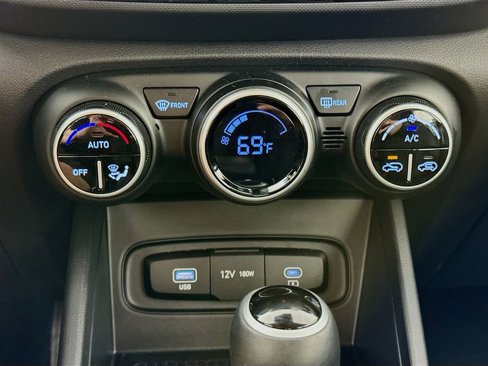 Certified 2025 Hyundai Venue SEL image 15