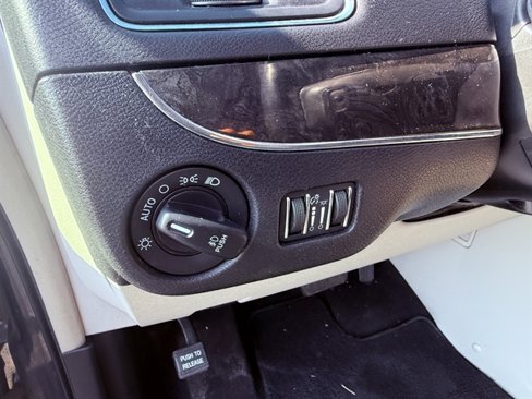 Used 2015 Chrysler Town & Country Touring image 23