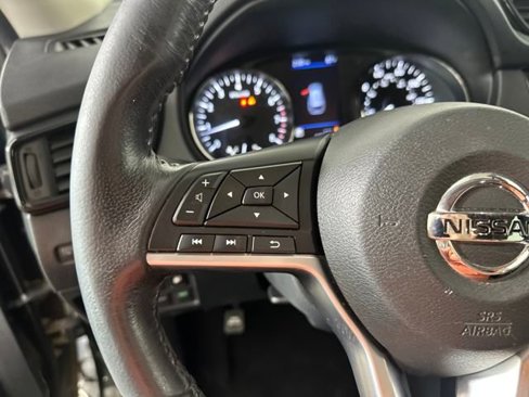 Used 2018 Nissan Rogue SV image 15
