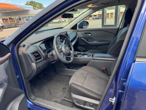 Used 2023 Nissan Rogue SV image 9