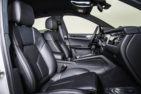Certified 2025 Porsche Macan image 15