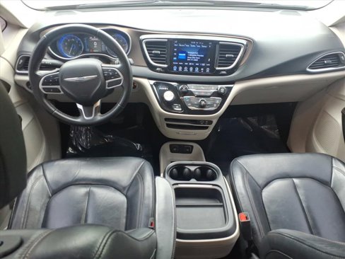 Used 2017 Chrysler Pacifica Touring-L image 9