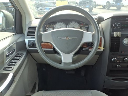 Used 2008 Chrysler Town & Country Touring image 4