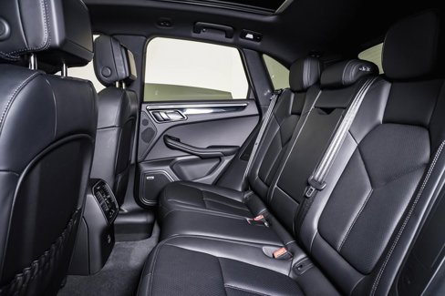 Certified 2025 Porsche Macan Turbo image 17